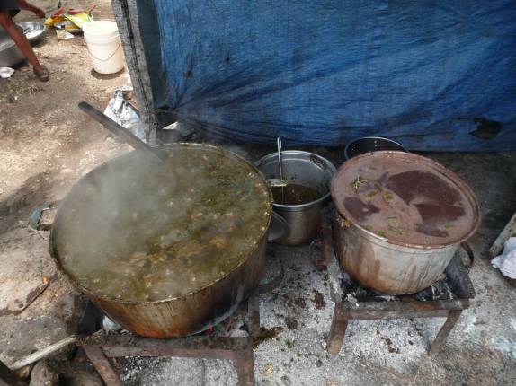 Comida preparada e vendida nas ruas centrais de Port-au-Prince, capital do Haiti